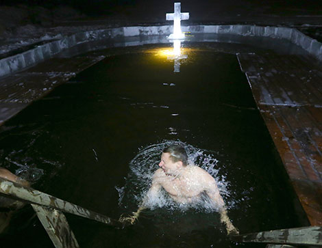 Belarusian Orthodox believers take ice plunges for Epiphany