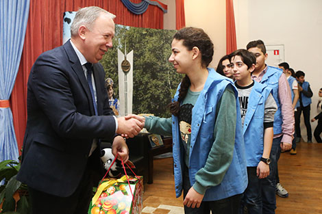 Василий Жарко вручил сирийским детям подарки от Президента 