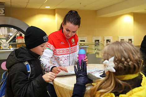 Marina Zuyeva during the autograph session