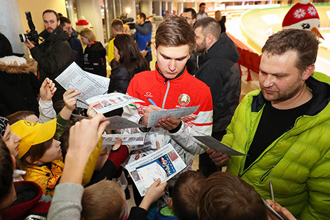 Ignat Golovatyuk during the autograph session