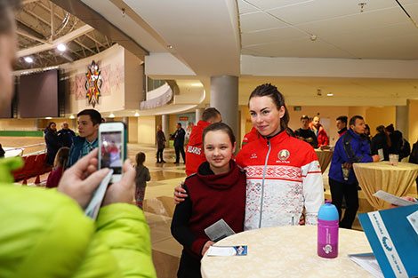 Marina Zuyeva during the autograph session