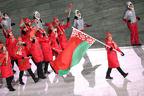 Alla Tsuper carries flag for Team Belarus at 2018 Olympics opening ceremony