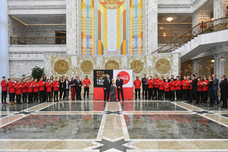 亚历山大•卢卡申科和国际足联代表卢卡斯•拉霍夫