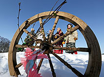 Обряд "Гуканне вясны" в Молодечненском районе: мелодичные песни, бумажные птицы и красочные ленты