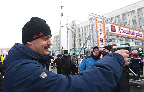 Министр спорта и туризма Сергей Ковальчук даёт старт забегу