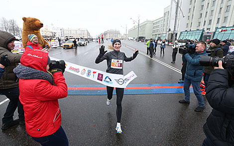 Финиширует победительница на дистанции 5 км Екатерина Корнеенко