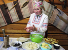 Ольга Чобот за приготовлением толчёников из картофеля с маком