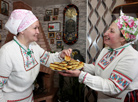 Ольга Чобот угощает толчёниками из картофеля с маком Веру Авласенко