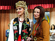 "Белорусский колорит": образы белорусских красавиц показали стилисты на конкурсе в Бресте