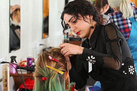 Парикмахер Диана Аветян из города Пинска во время конкурса