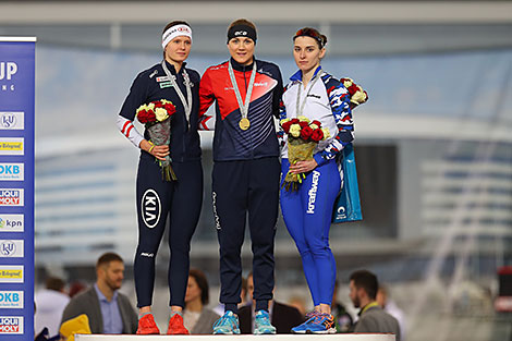 Победители женской гонки на дистанции 500 м – Ванесса Херцог (Австрия), Каролина Ербанова (Чехия) и Ангелина Голикова (Россия)