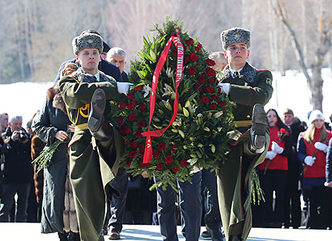 Церемония возложения цветов к Вечному огню в мемориальном комплексе 