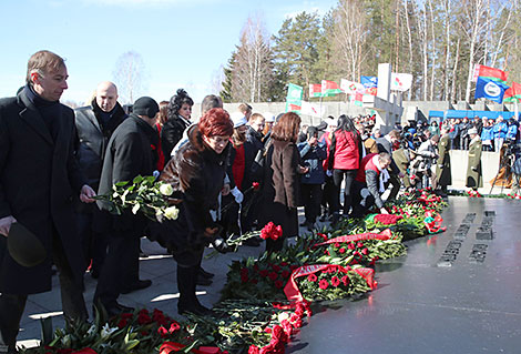 Церемония возложения цветов к Вечному огню в мемориальном комплексе 