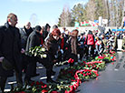 Церемония возложения цветов к Вечному огню в мемориальном комплексе "Хатынь"