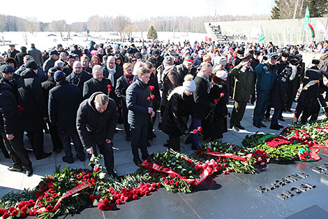 Церемония возложения цветов к Вечному огню в мемориальном комплексе 
