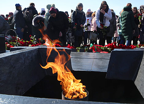 Церемония возложения цветов к Вечному огню в мемориальном комплексе 