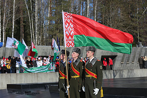 Церемония возложения цветов к Вечному огню в мемориальном комплексе 