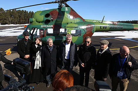 Космонавты и астронавты из пяти стран встретились с юными художниками в Минске