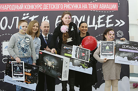 Призёры конкурса в группе 7-10 лет – Максим Воробьев (2 место), Елизавета Рогач (1 место) и Александра Морозова (3 место)