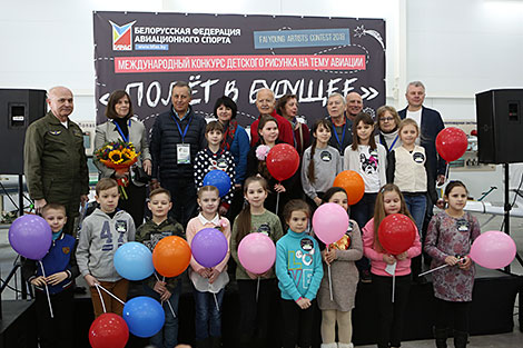 Космонавты, астронавты и члены жюри вместе с конкурсантами