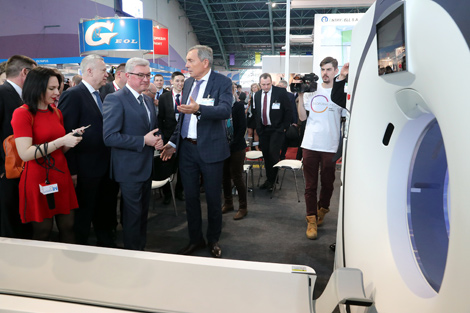 Министр здравоохранения Валерий Малашко осматривает первый белорусский томограф
