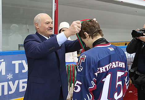 Александр Лукашенко вручает золотые медали команде 