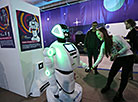 Роботы-экскурсоводы на выставке "Мир будущего"
