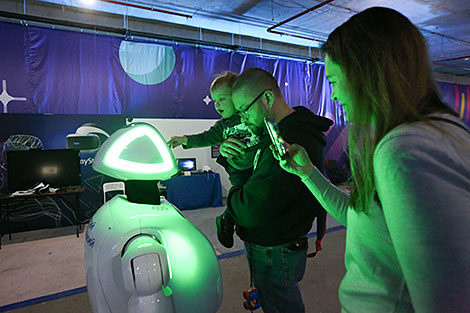 Роботы-экскурсоводы на выставке 