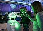 Роботы-экскурсоводы на выставке "Мир будущего"