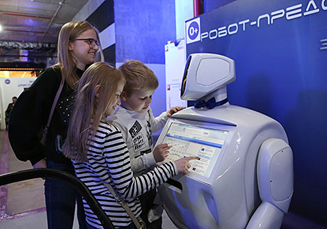 Робот Promobot V3 помогает посетителям не потеряться на выставке