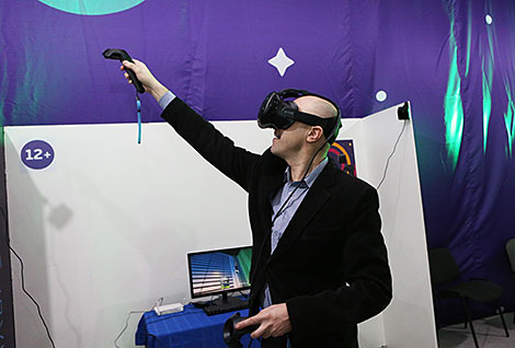 NVR-шлем позволяет побывать в парке аттракционов и прокатиться на чудо-качелях