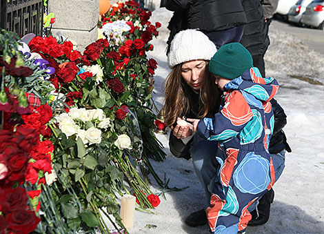 Belarusians bring flowers to the Russian embassy