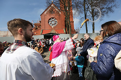 Митрополит Минско-Могилевский архиепископ Тадеуш Кондрусевич освящает пасхальную пищу