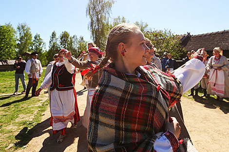 Абрадавыя песні, танцы і карагоды