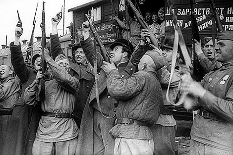 Soldiers celebrate the victory over the Nazis, 1 May 1945. Photo by BelTA