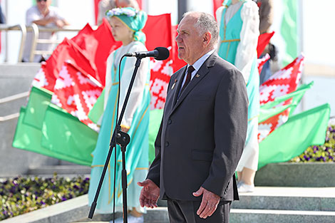 Chairman of the Council of the Minsk City Organization of Veterans Anatoly Adonyev presents BRSM membership cards