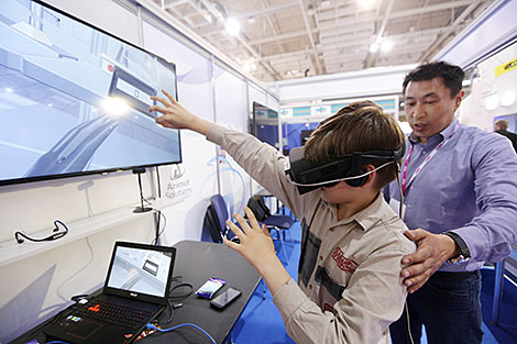 TIBO 2018: visitors test visual and augmented reality headsets