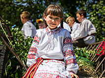 Наследие Беларуси: народный праздник Сёмуха и уникальный полесский обряд "вождения куста" в деревне Хмелёво