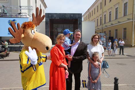 Minsk Mayor Andrei Shorets and Sweden's Ambassador to Belarus Christina Johannesson