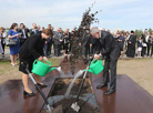 Федеральный Президент Австрии Александр Ван дер Беллен с супругой Дорис Шмидауэр посадили дерево в мемориальном комплексе "Тростенец"