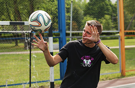 Кирилл Былинский на тренировке по футбольному фристайлу