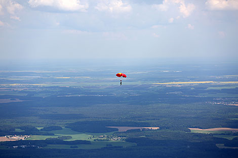 Парашюты в небе над Минским районом