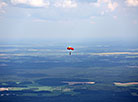 Парашюты в небе над Минским районом