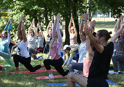 Йога на открытом воздухе в столичном парке Победы