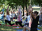 Йога на открытом воздухе в столичном парке Победы