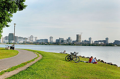 Солнечный день на водохранилище Дрозды в Минске