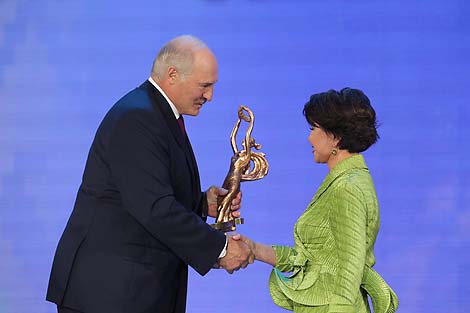 Alexander Lukashenko presents the special prize Through Art To Peace and Understanding to singer Roza Rymbayeva