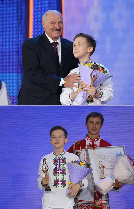 Alexander Lukashenko awards the Grand Prix of the 16th International Junior Song Contest Vitebsk 2018 to Alexander Balabanov from Ukraine