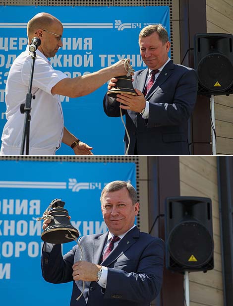 Head of Belarusian Railways Vladimir Morozov gives Brest Mayor Alexander Rogachuk a souvenir station bell as a gift to mark the opening of the museum