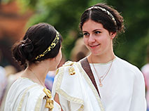 Путешествие в Элладу: греческая музыка, зажигательные танцы и знаменитые национальные блюда на празднике "Калимера" в Верхнем городе